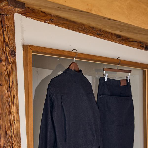 Hip pocket slit denim skirt / Black