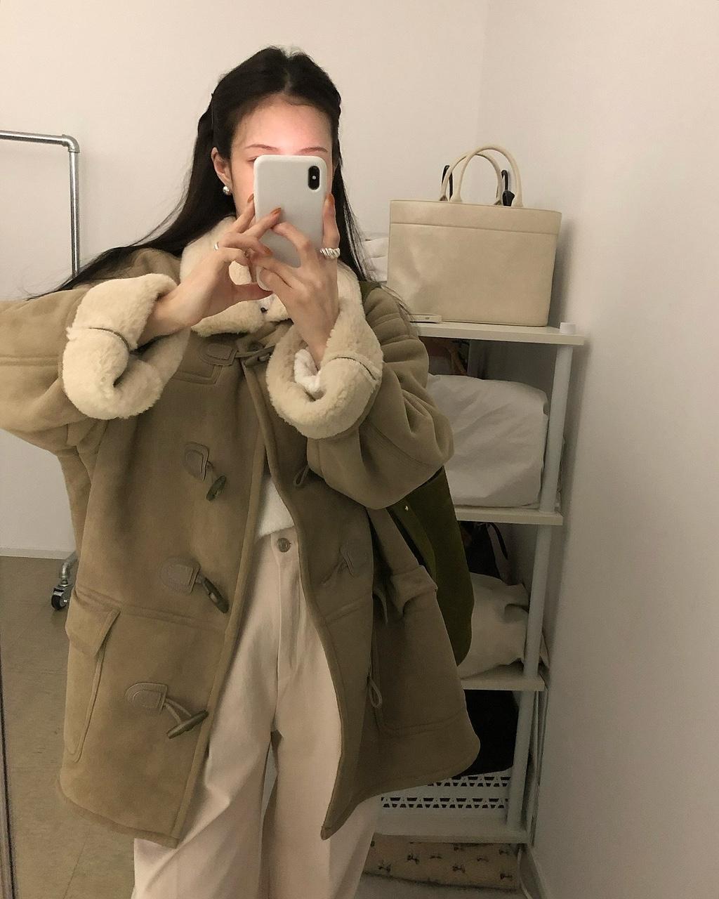 유인어스 콤디 겨울 하객룩 출근룩 오피스룩 오버핏 루즈핏 떡볶이 스웨이드 양털 뽀글이 무스탕 하프 코트