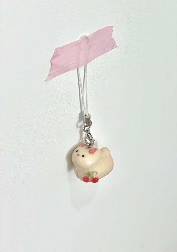 [10/7 pm8] 베이지 체리 토끼 키링 Beige cherry bunny keyring