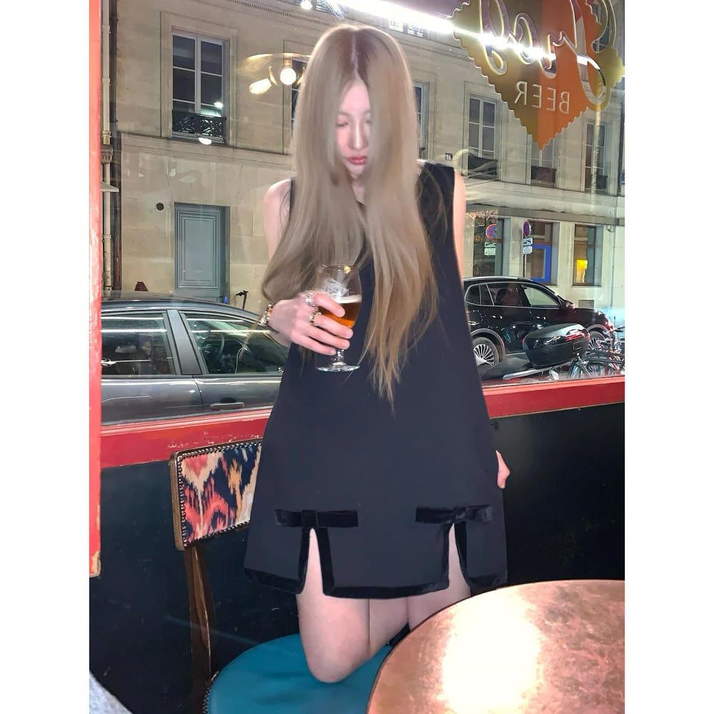 Outfit 아웃핏 홀리데이 리본 트임 민소매 미니 원피스 (black)