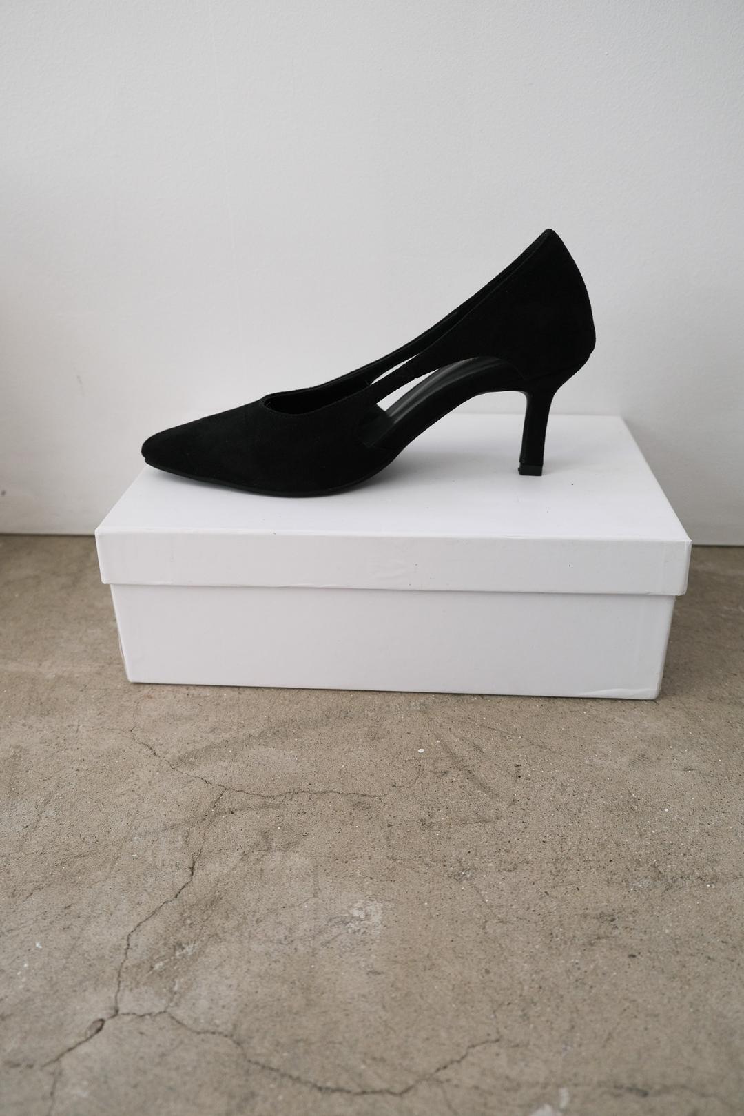Hole Line Middle Heels / Black