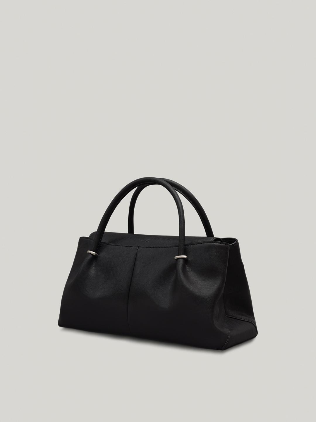 ANNEAU FLAP BAG (SOFT BLACK)