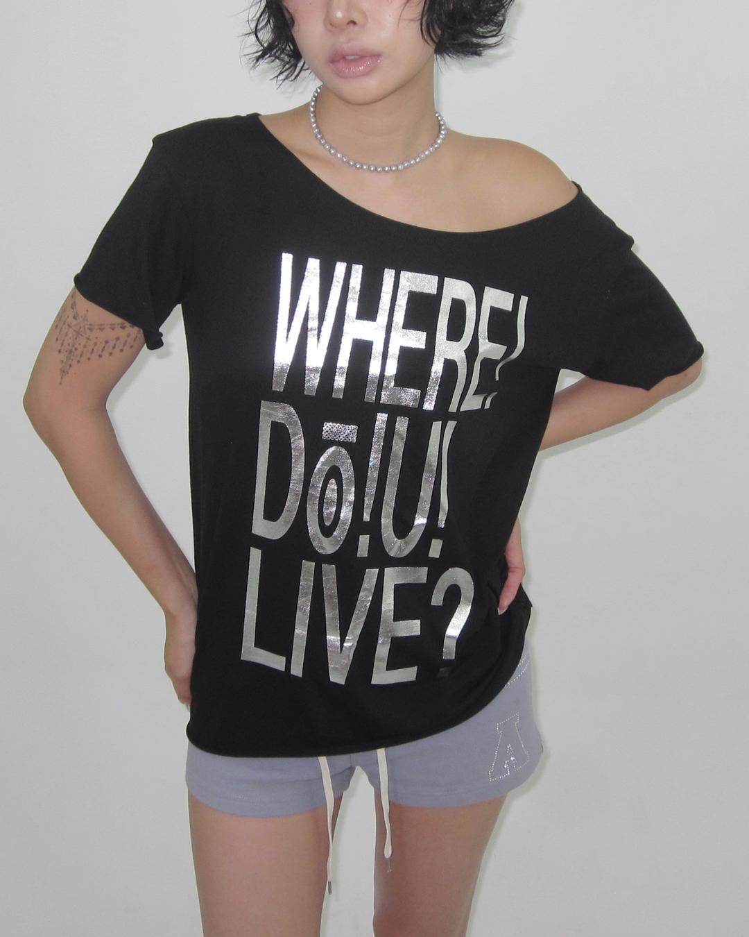 [WHERE! DO! U! LIVE?] [METALLIC] Graphic  T-shirt