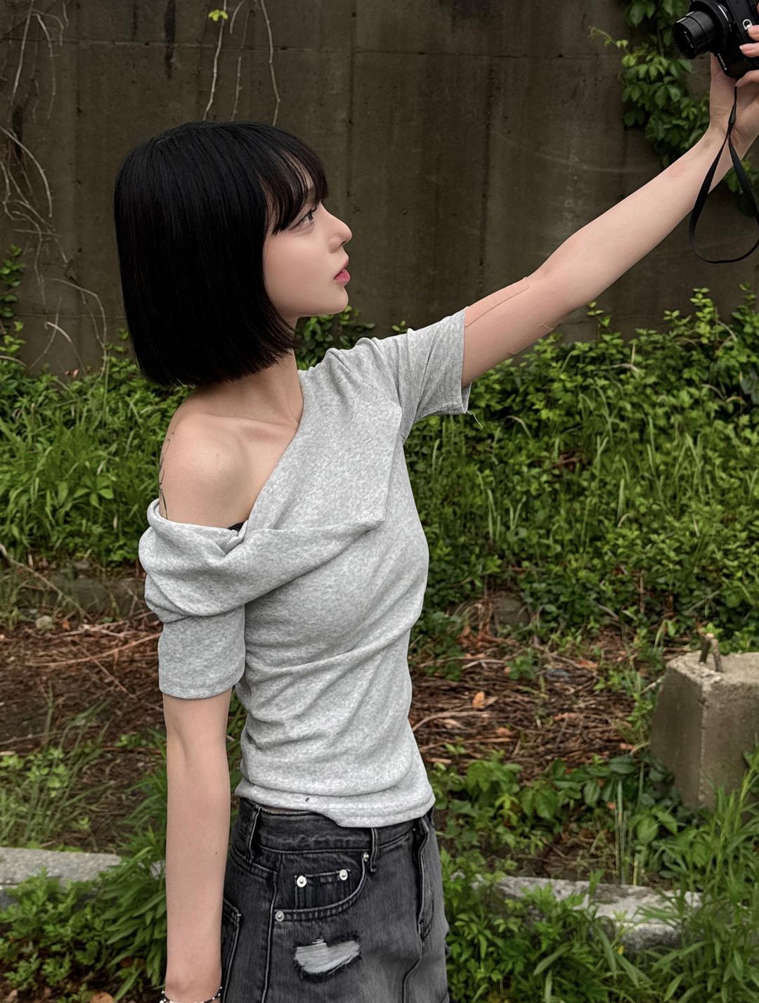 Ripple Off-Shoulder Daily tee