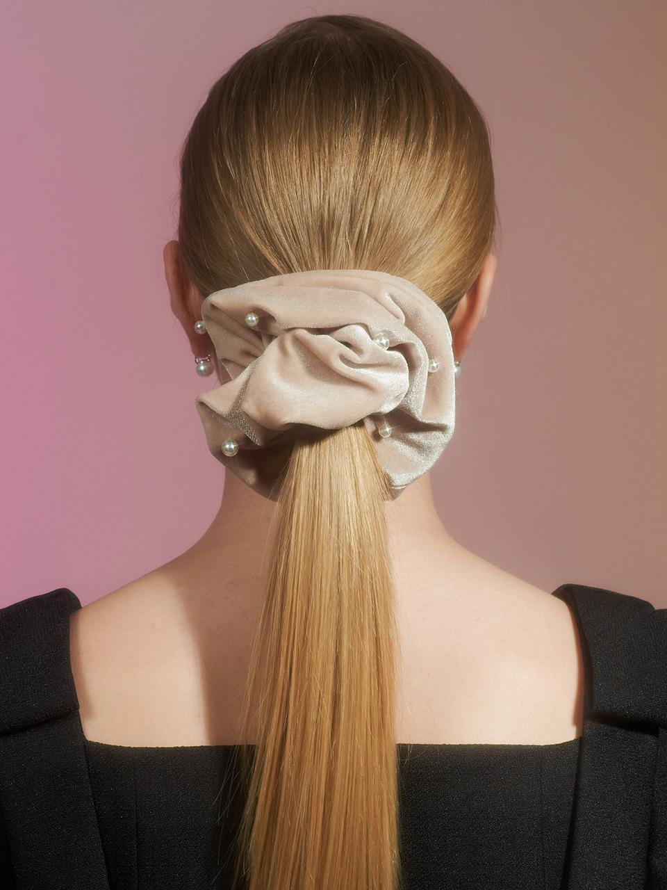 carol pearl scrunchie_beige