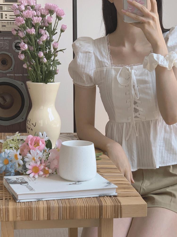 런던 화이트 아일렛 블라우스