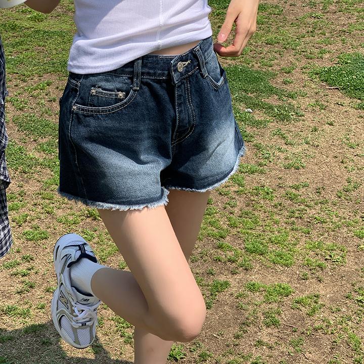 데일리브 신드 프린지 로우라이즈 워싱 숏팬츠 세미로우 반로우 데님 청바지 청반바지 여름 반바지 흠뻑쇼 휴양지 페스티벌 워터밤- 1color (KD1631)