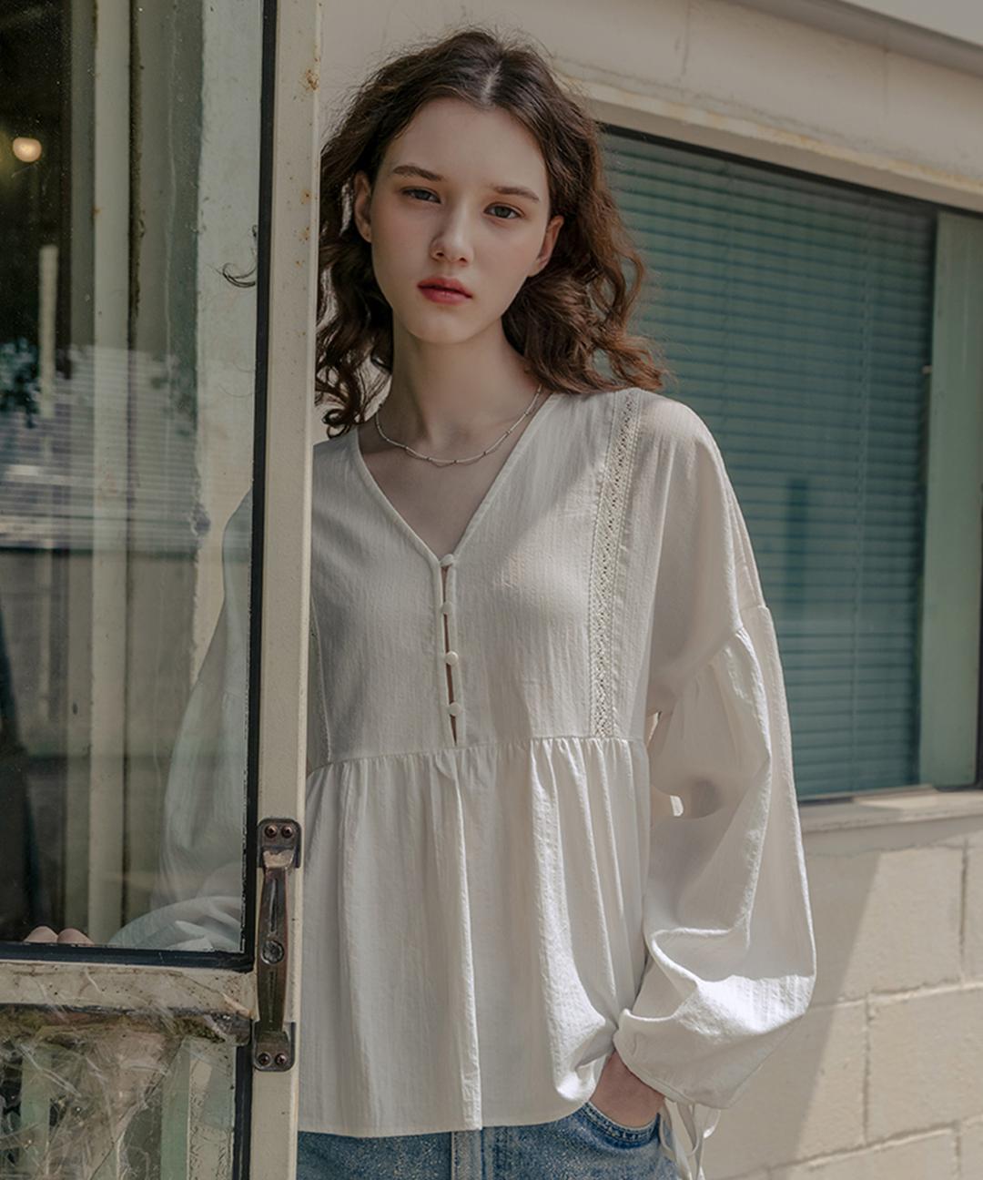 러블리 볼륨 리본 V넥 블라우스_아이보리