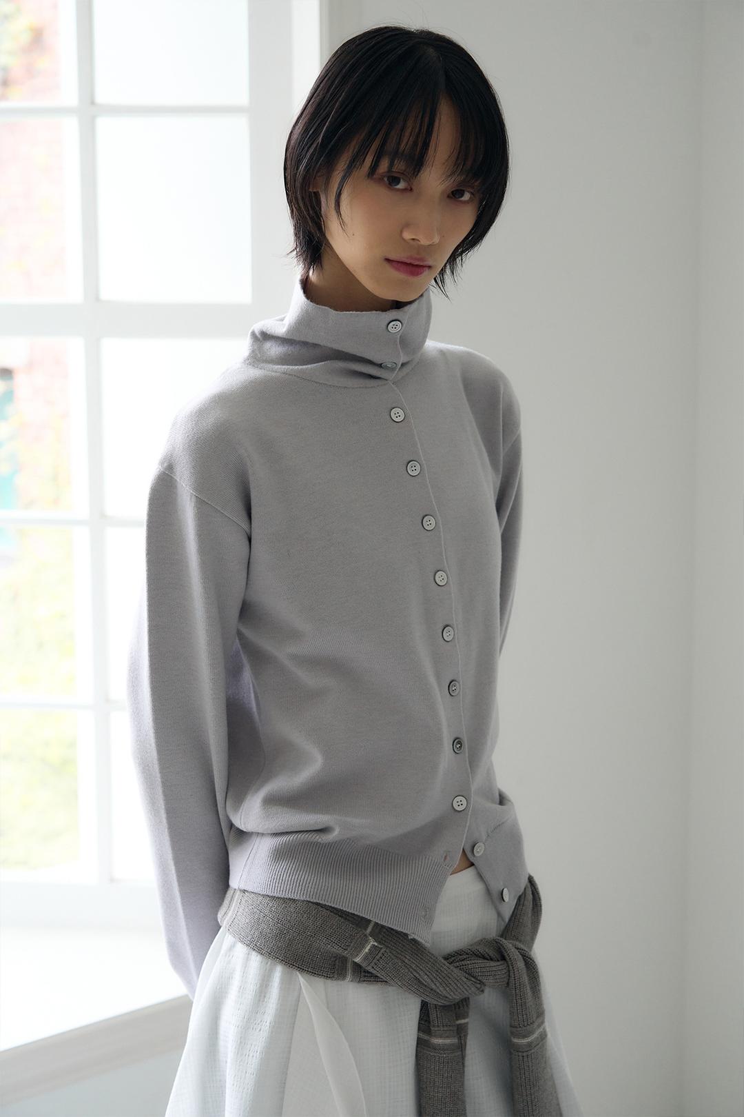 [9/30 (화) 예약 발송] ATELIER HIGH NECK BUTTON CARDIGAN / PURPLE GRAY