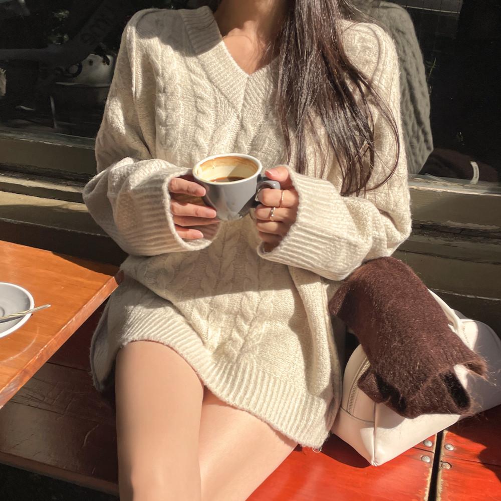 데이트룩 루즈핏 브이넥 도톰 꽈배기 니트