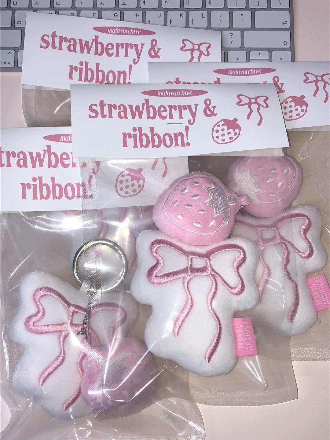 strawberibbon key chain