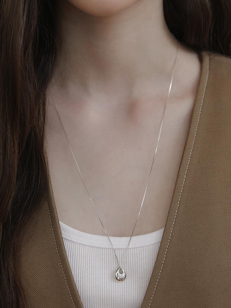 타티아나 (실버925) 글림 페블 롱 목걸이 NZ2430