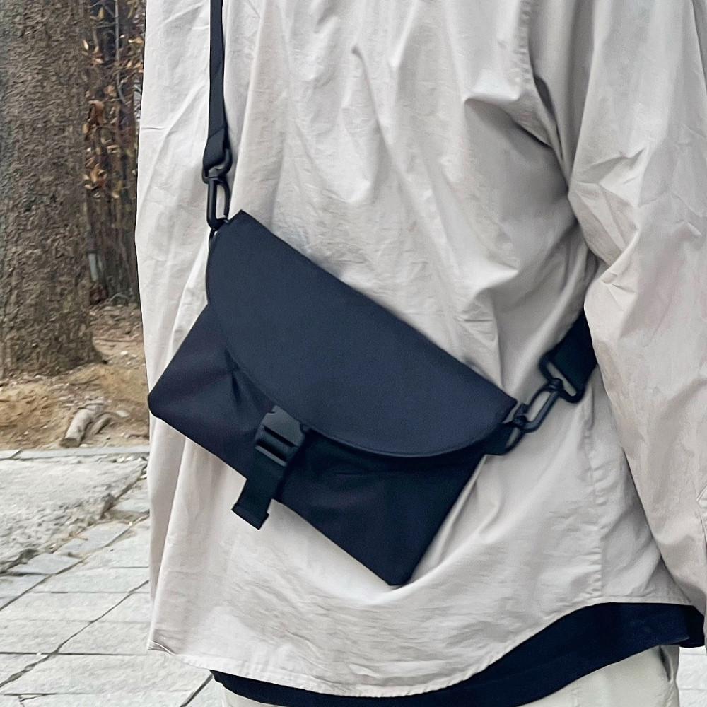 브루원 남녀공용 미니멀리즘 데일리 버클 사각 미니 숄더백 체스트백 크로스백