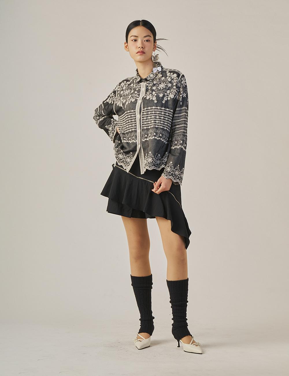 플라워 자수의 나팔소매 셔츠형 블라우스