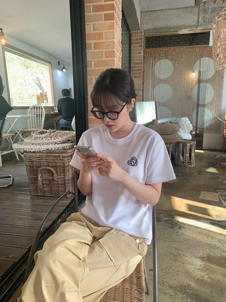 하트자수반팔티셔츠