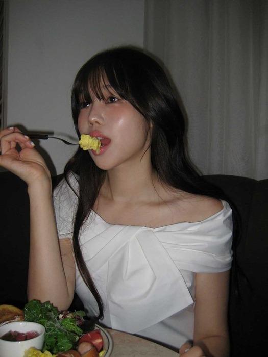 [단독][해삐&신예은pick] 잇미샤 오프숄더 배색 블라우스 ITP5ZBL85A (2COLOR)