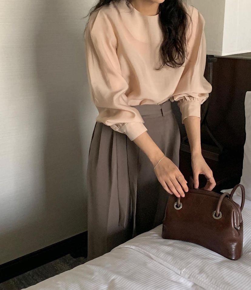 베데떼 (아이 당일) 르누보 실키 라운드넥 블라우스 (3col)