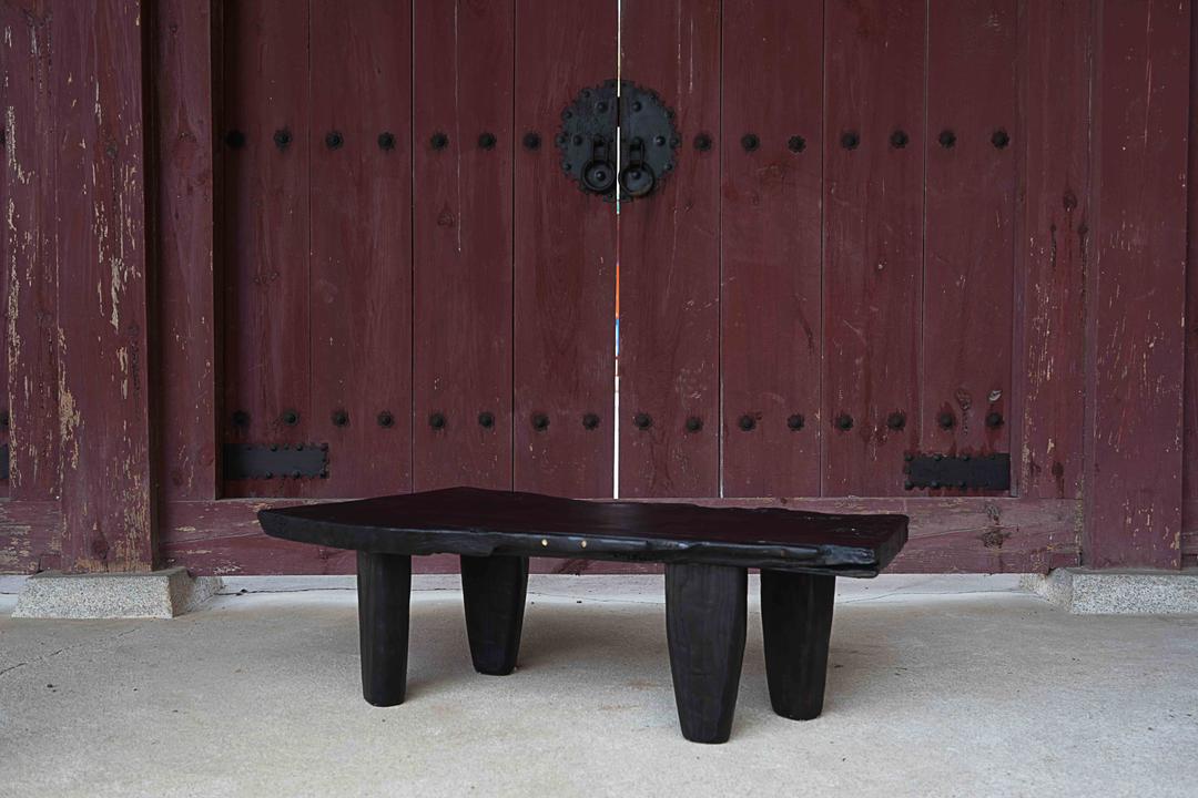 Fibula Table (피불라 테이블)