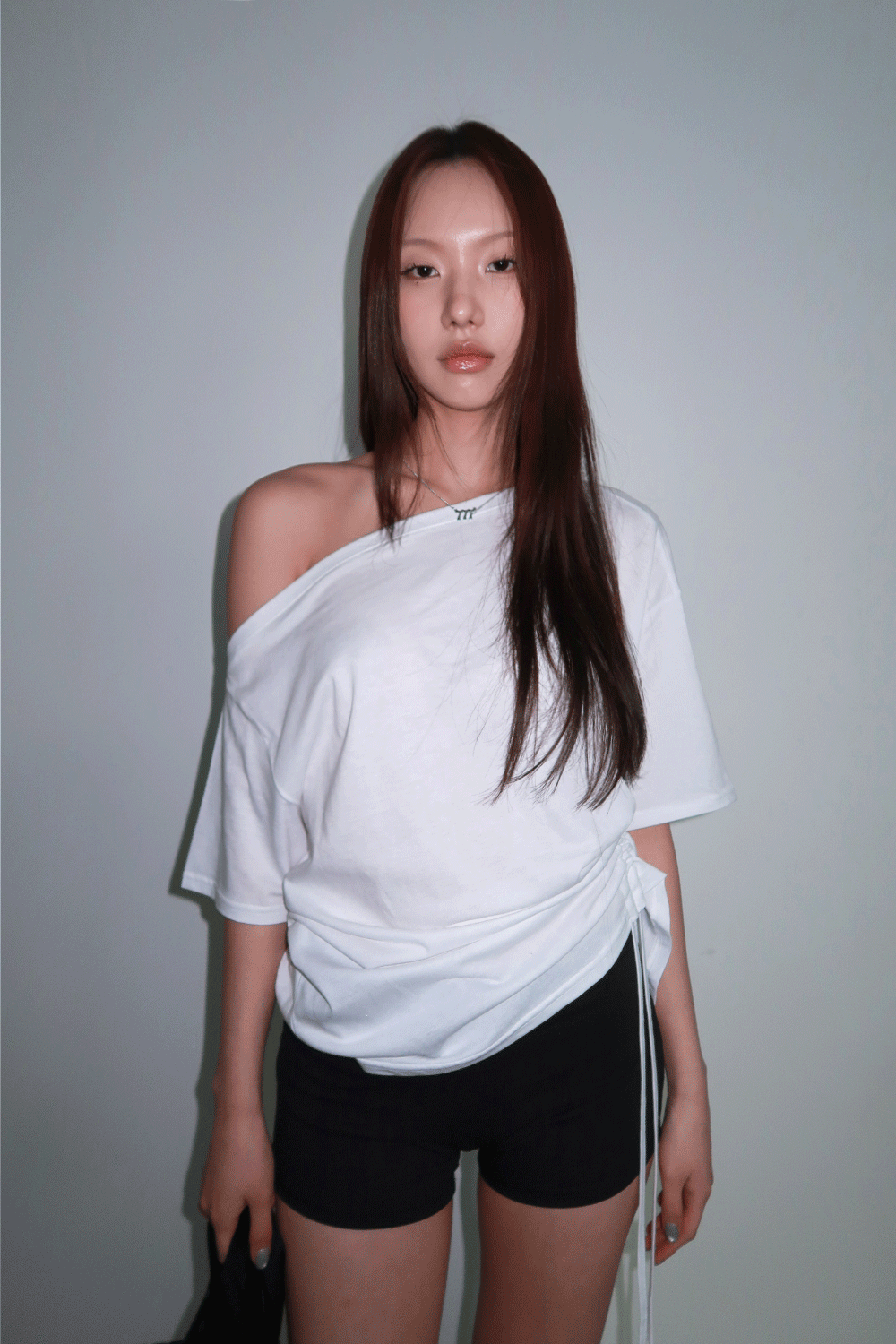 위위미유 SIDE SHIRRING OFF-SHOULDER T / 사이드 셔링 오프숄더 티