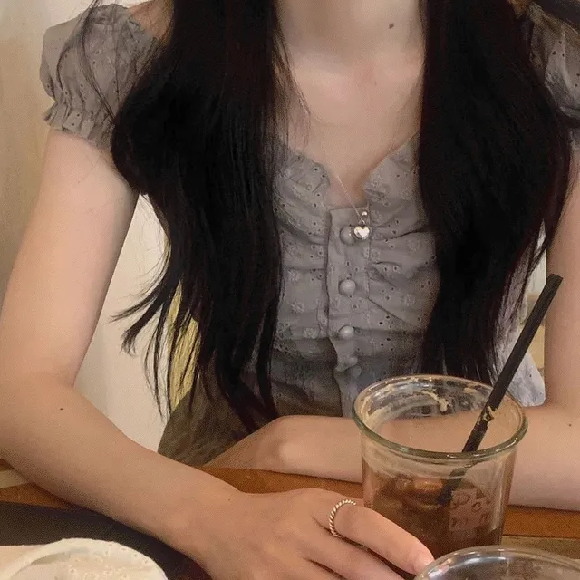 밀크 자수 콩단추 프릴 레이스 퍼프 블라우스 (2col)