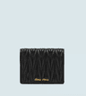 MIUMIU / 미우미우 마틀라세 가죽 반지갑 블랙 Matelasse leather bucket bag