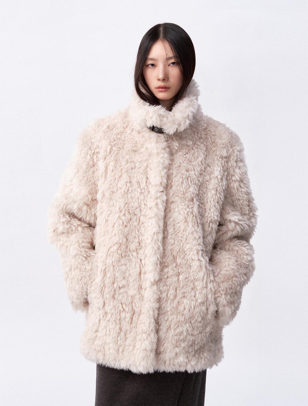 버클 디테일 페이크 퍼 코트