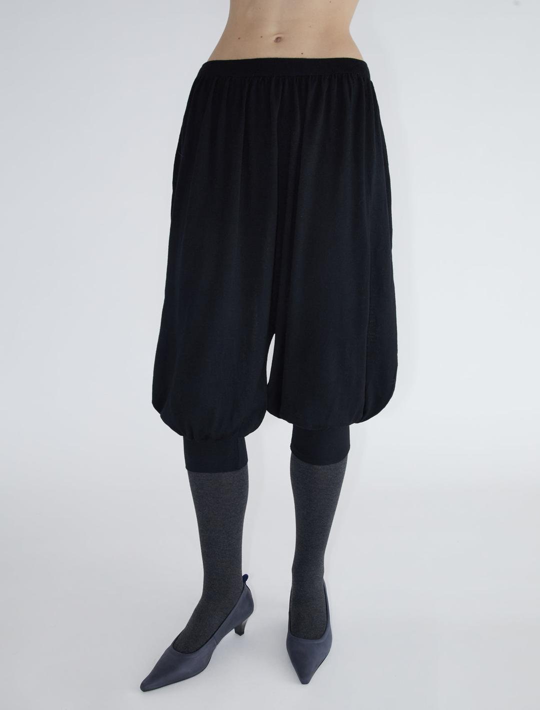 COFRE-Black cropped harem-style trousers with a dropped crotch