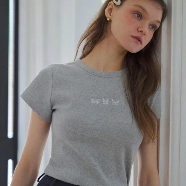 [그레이,챠콜 5/7 순차배송] 트리플 나비 자수 슬림핏 티셔츠 ( 3 color )