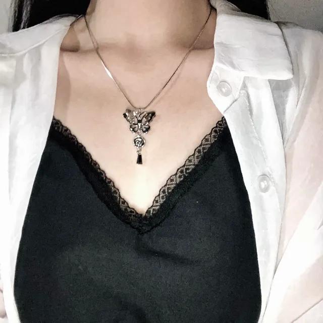 [여리여리 강추!] Rose & Butterfly Necklace / 써지컬 펜던트 체인 목걸이 뱀체인 / 분위기up / 데이트룩 꾸안꾸 파티룩 연말룩 포인트 악세사리