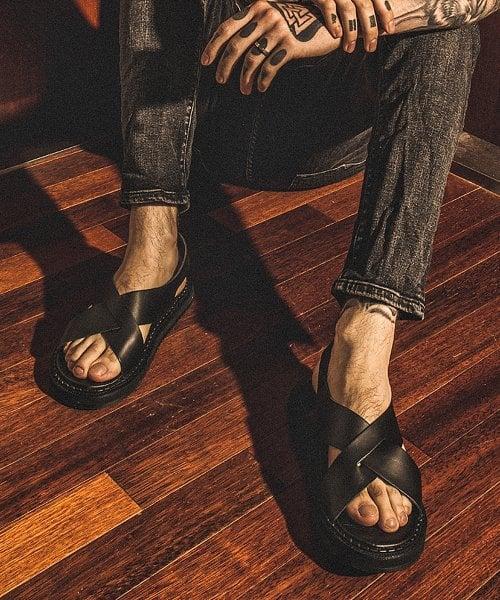 S055 2022 버클리 크로스 스트랩 샤크솔 샌들 밴타블랙