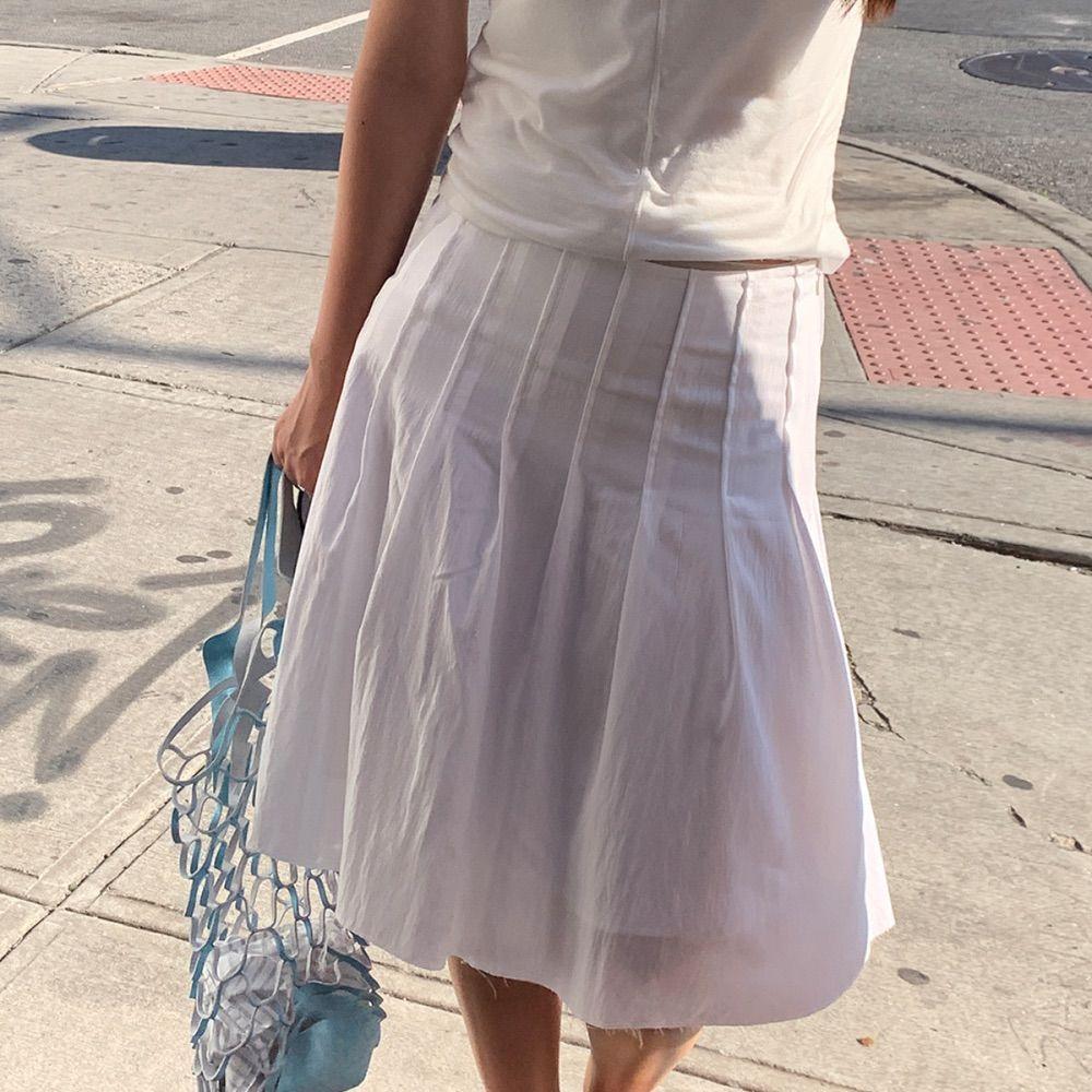 a pin-tuck skirt (white)