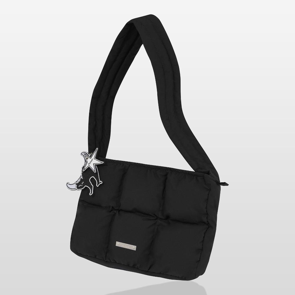 네로 뱃지 패디드 백 블랙