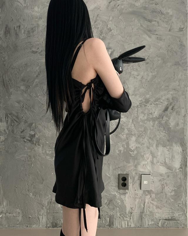 유희 YOUHEE YOUHEE LETTERING SATIN FLARE MINI DRESS BLACK