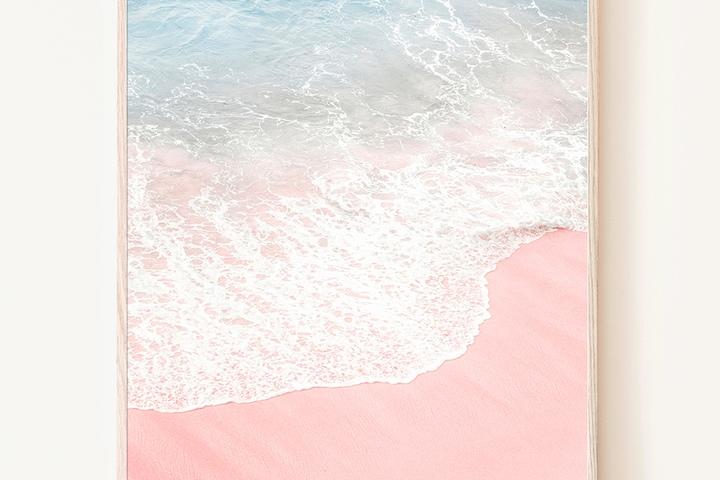 로맨틱한 핑크샌드 해변과 푸른 파도 바다사진 포스터