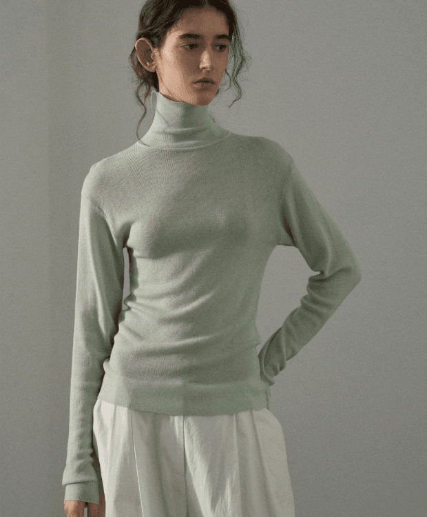 클라레 백 슬릿 하이넥 니트
