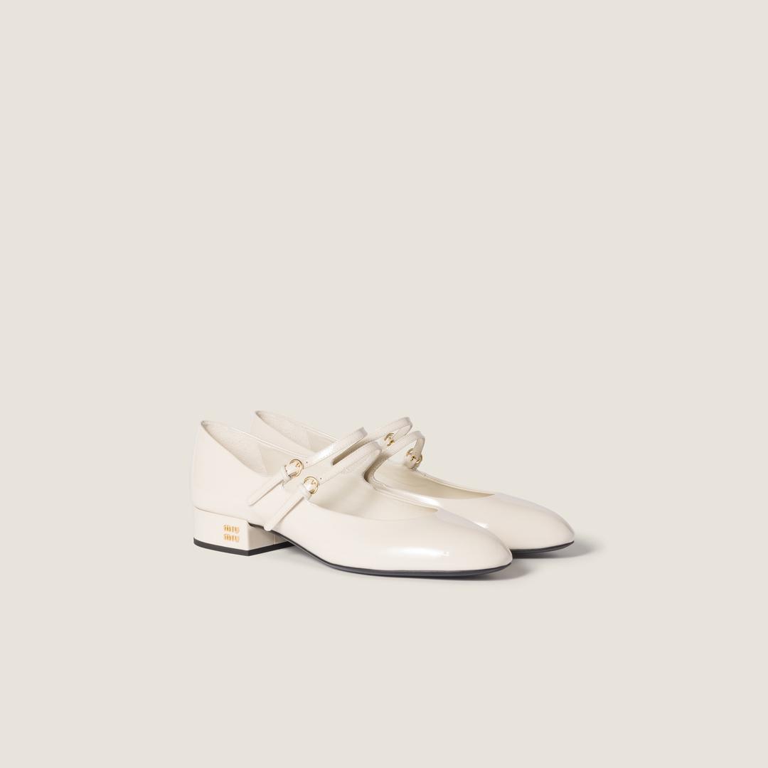 버클 장식 페이턴트 가죽 슬링백 펌프스