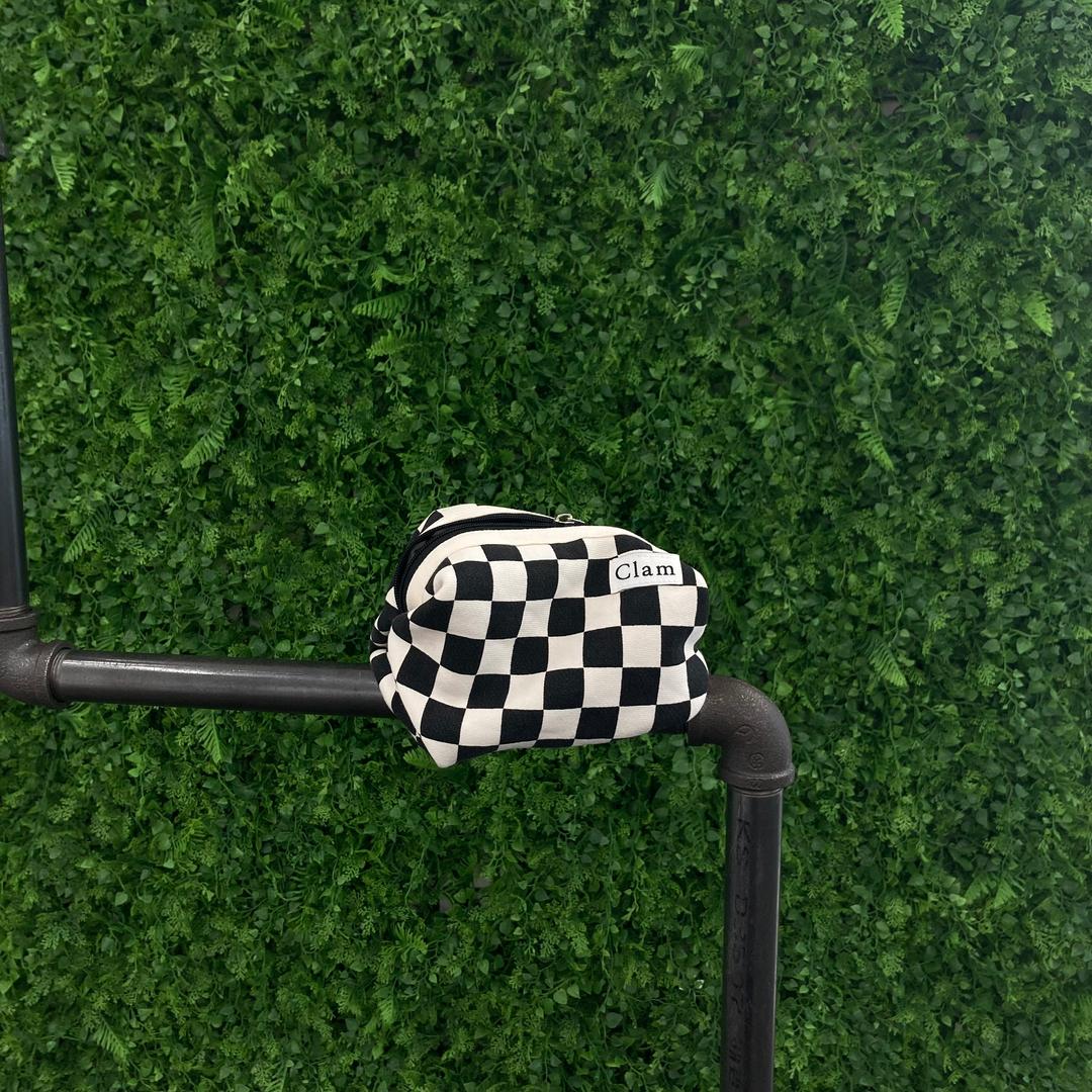 Clam round pouch _ Checker board