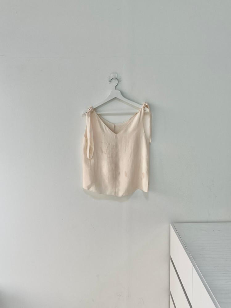 ounce 온스 새틴 리본 블라우스 브이넥 민소매 bl (3 color)