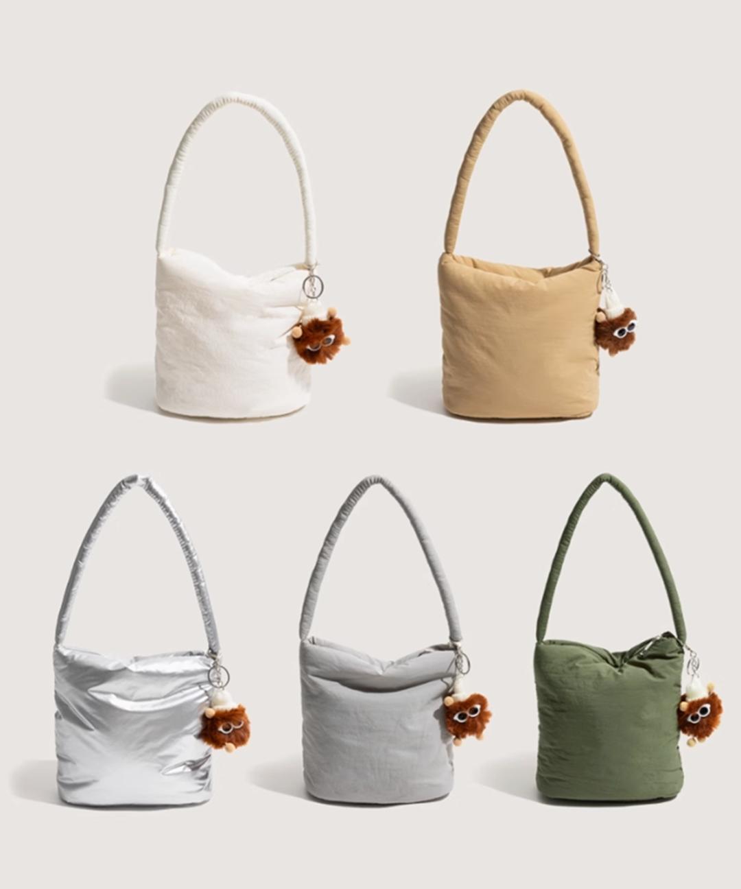 얼모스트블라썸 폴리 나일론 패딩 스퀘어 숄더백 귀여운 퍼 백참 포함 가벼운 가방