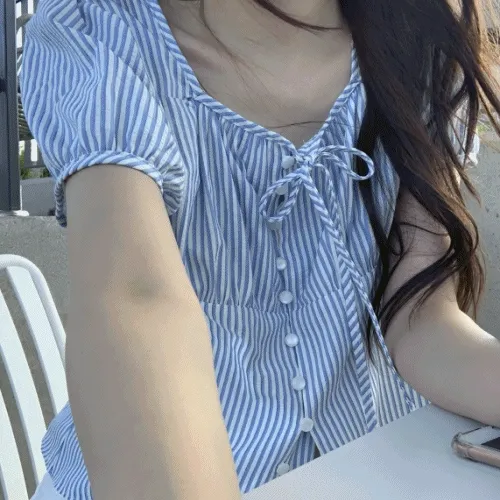 [빠른발송🚀/모델소장💙] 포스터 스트라이프 콩단추 리본 블라우스