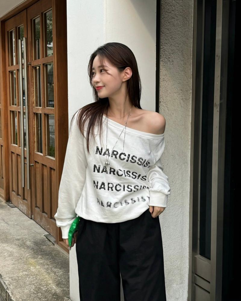 와이드넥 나염맨투맨 오프숄더 스웻셔츠