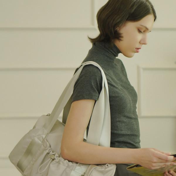 [파우치세트] glossy shoulder duffel bag _Light gray