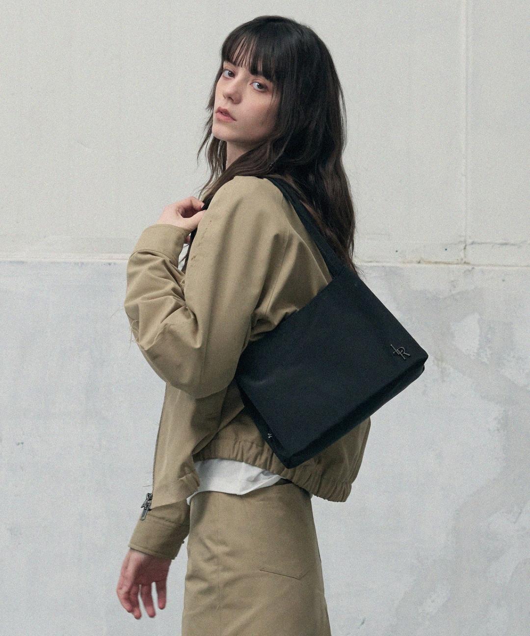 레더리 [하객룩] 글로시 나일론 스퀘어 숄더백 [BLACK]