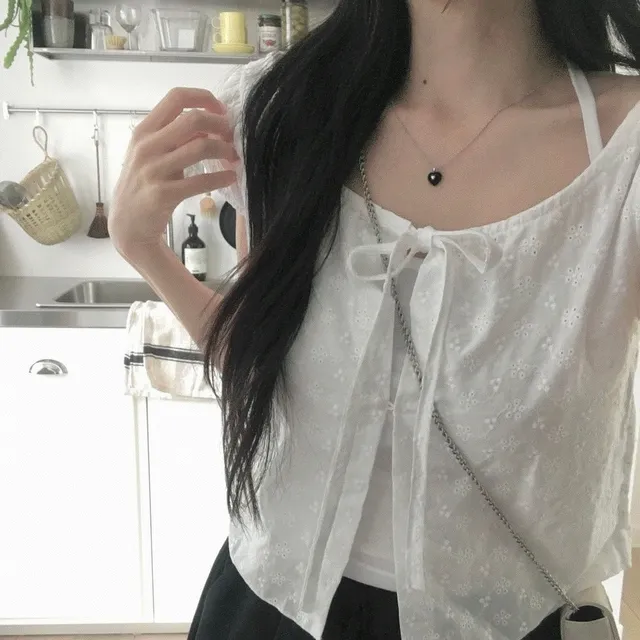 데이지 펀칭 리본 크롭 퍼프 반팔 블라우스 (2color)