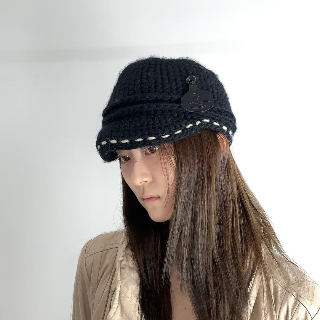 비비안웨스트우드 ORB 레더 장식 니트 캡 | 후루츠패밀리