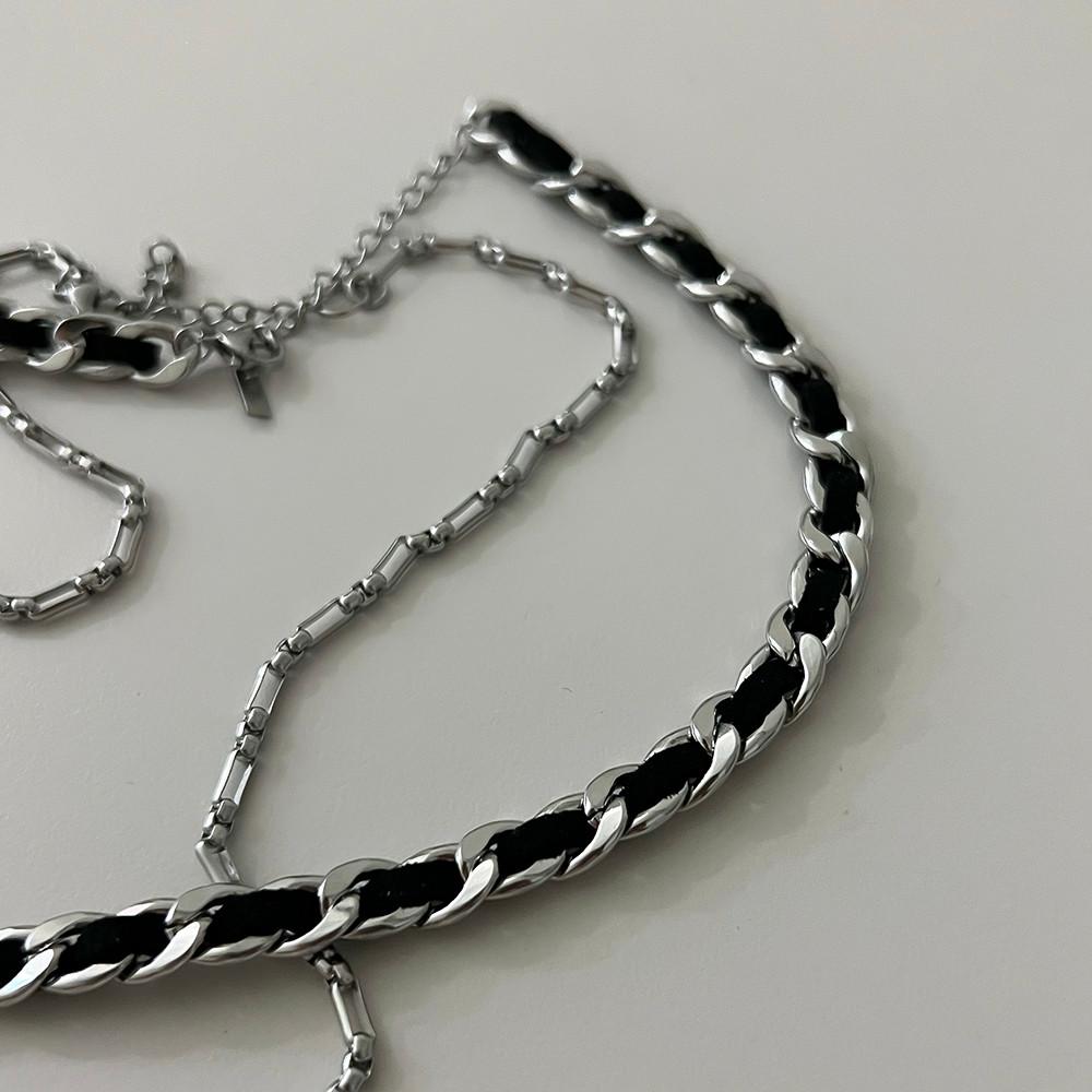 실버 체인 가죽 초커 목걸이 몬모릴로