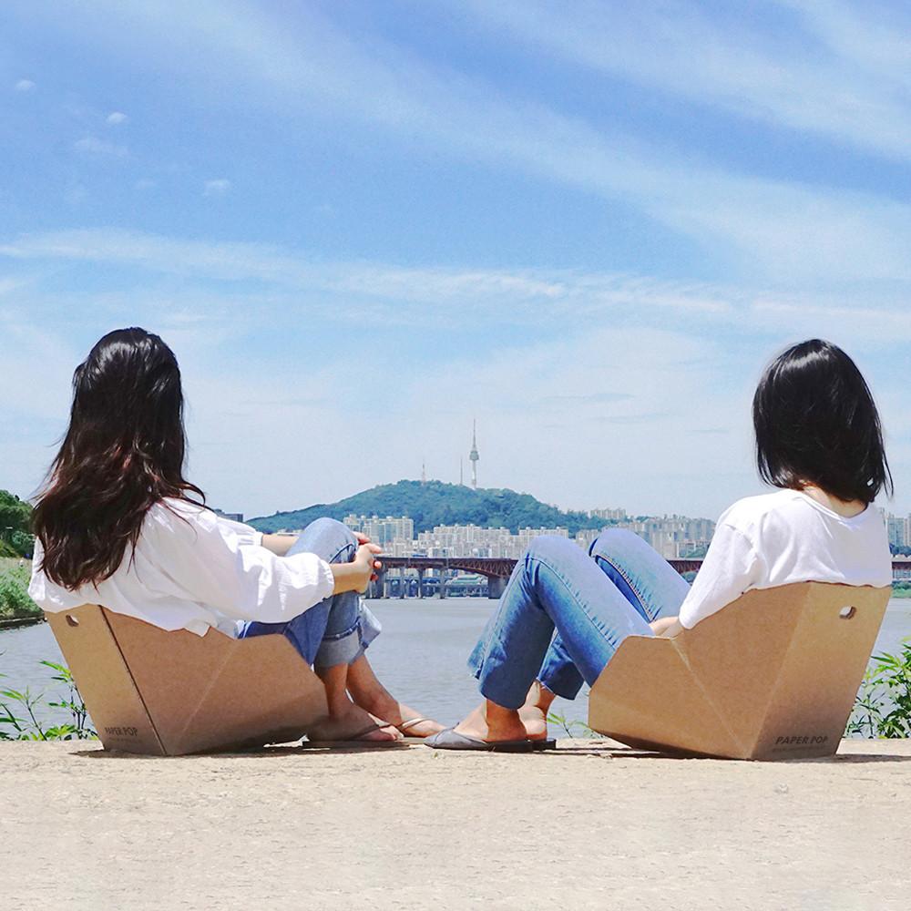 2개입 휴대용 종이의자 세트 등받이 접이식 피크닉 골판지 그라운드체어