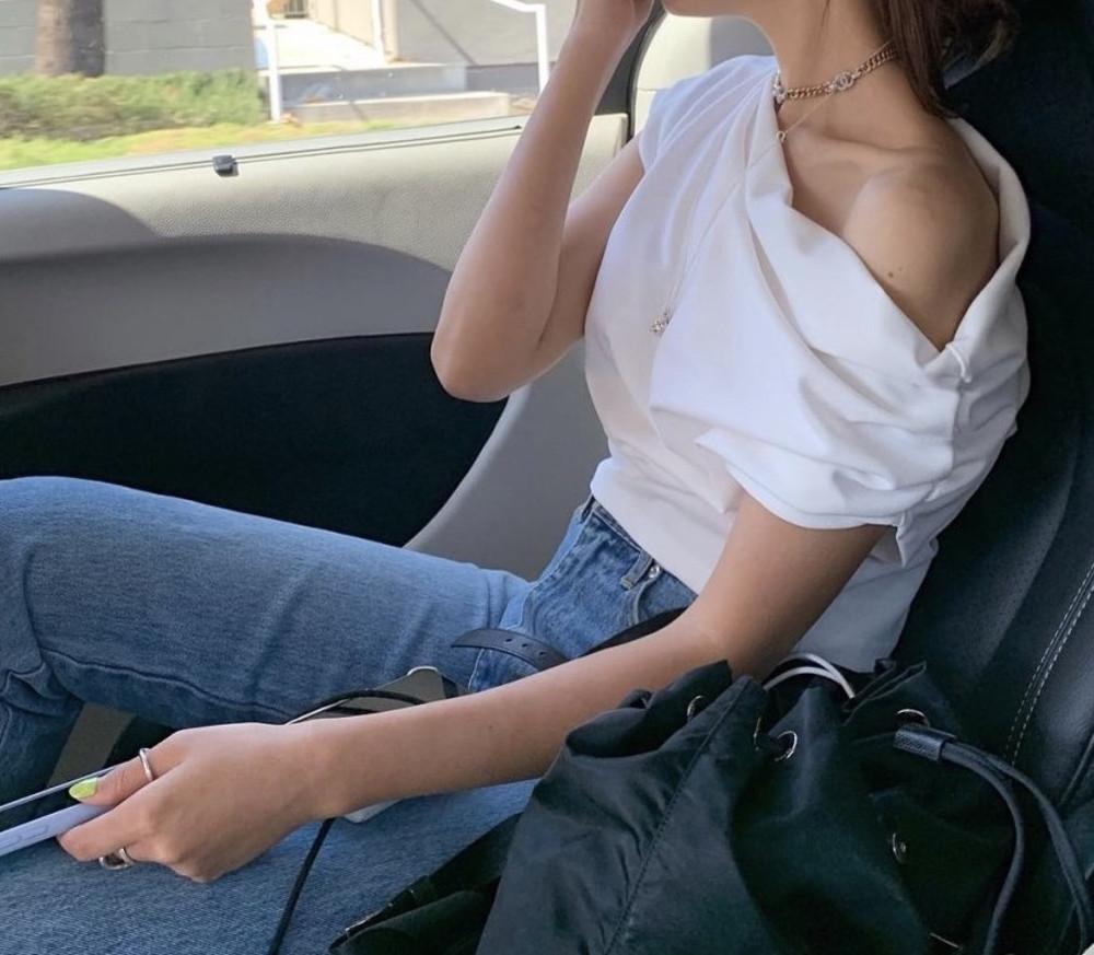 (당일)포스터 드레이핑 오프숄더 티셔츠 poster 원숄더 티