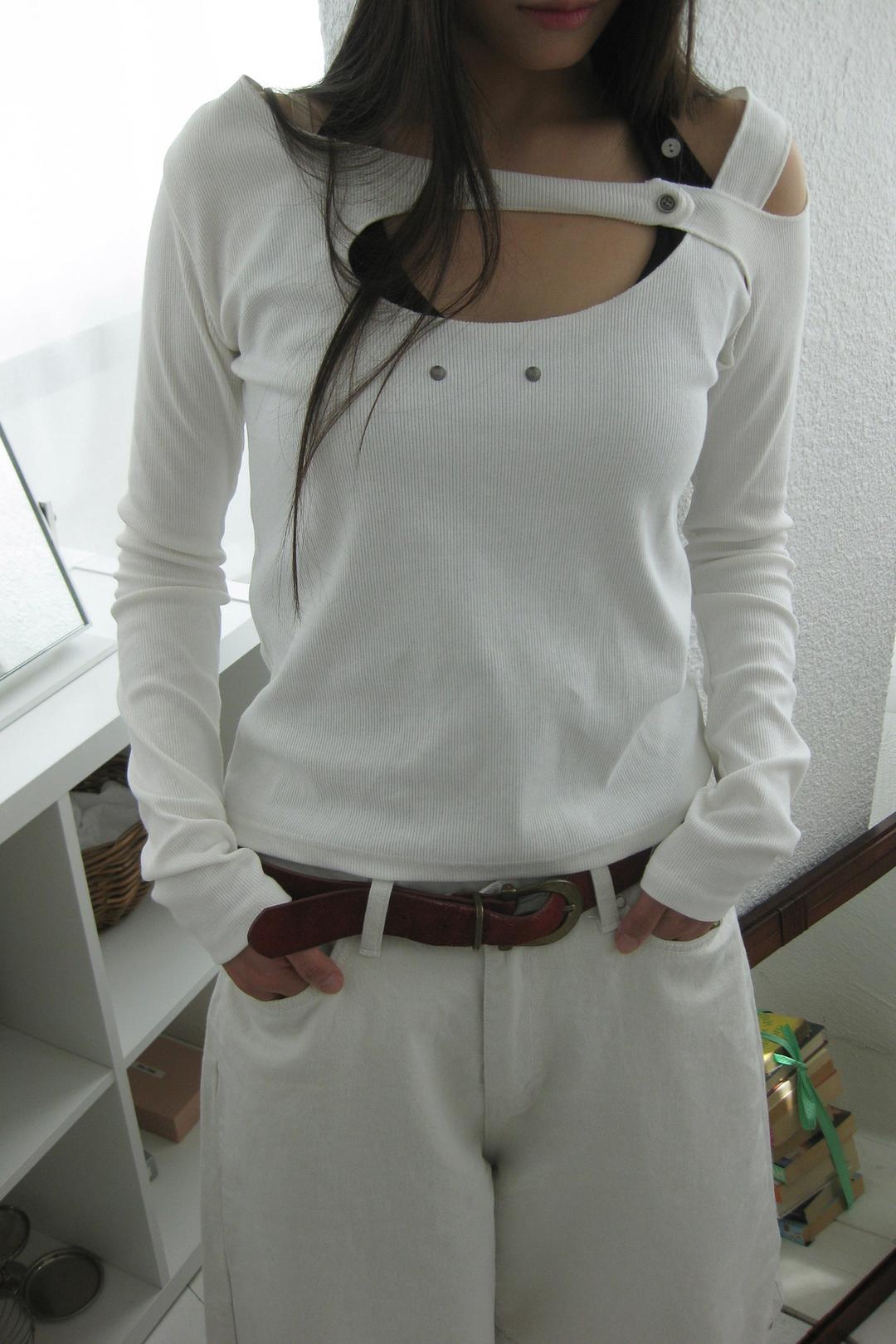Slim cutout long sleeve tee