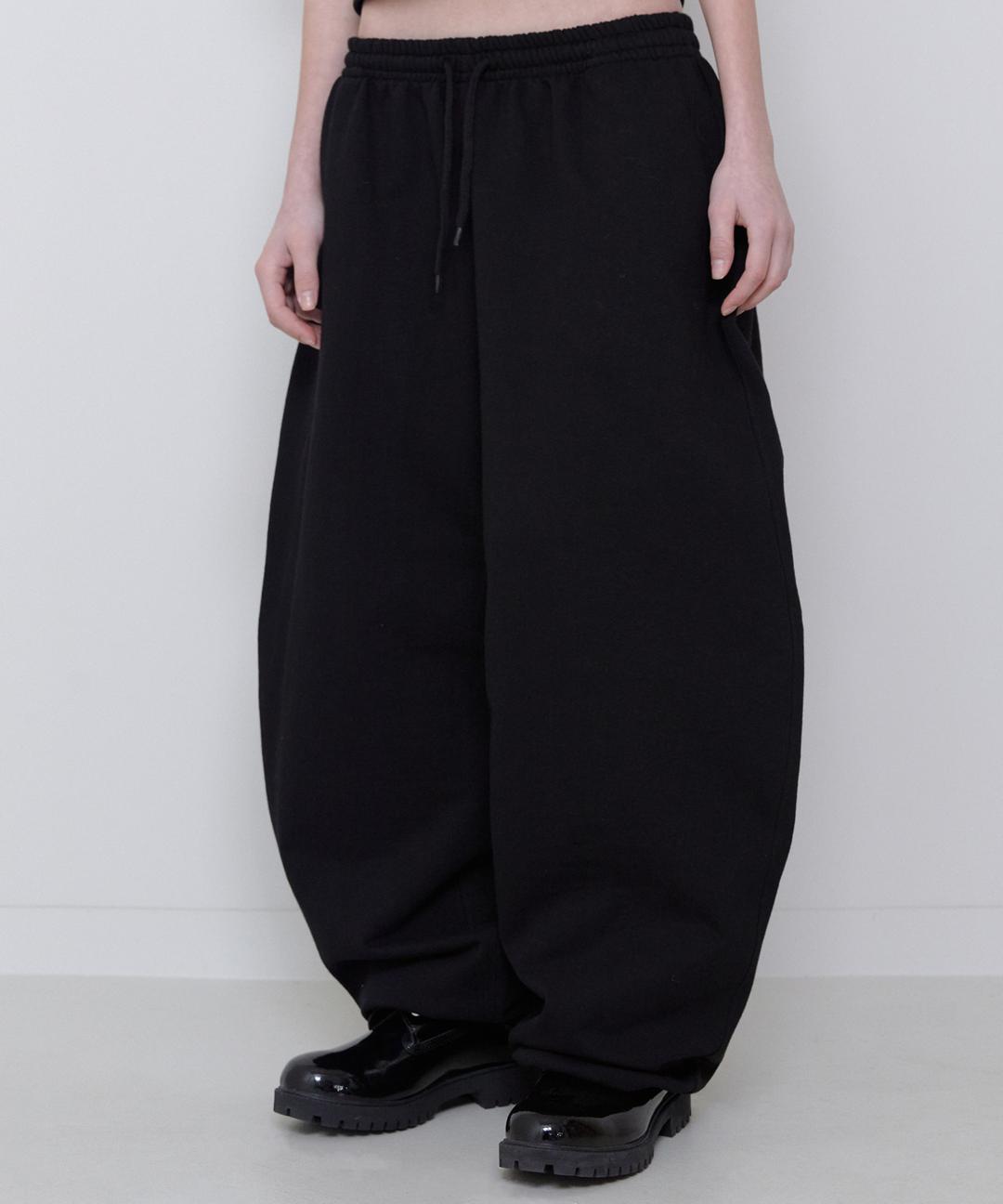 CUT OUT SWEAT PANTS [BLACK]
